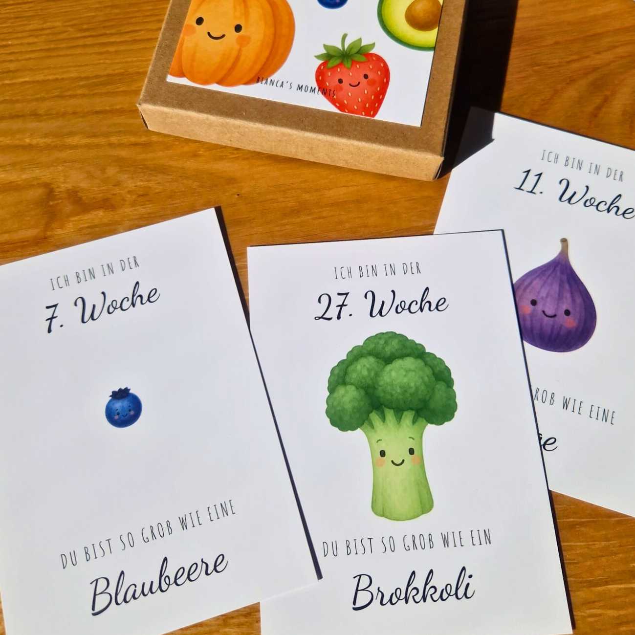 Schwangerschafts-Wochenkarten mit Obst und Gemüse, Beispiel SSW 7 Blaubeere und SSW 27 Brokkoli